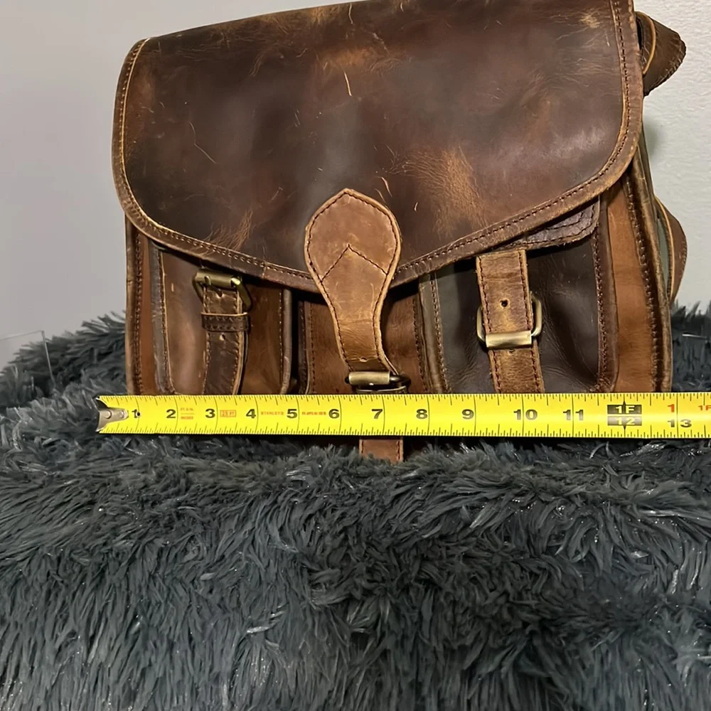 Larger sized crossbody leather bag - Picture 4 of 6